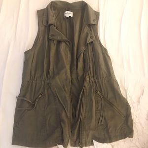 AMERICAN EAGLE || Army Green Vest